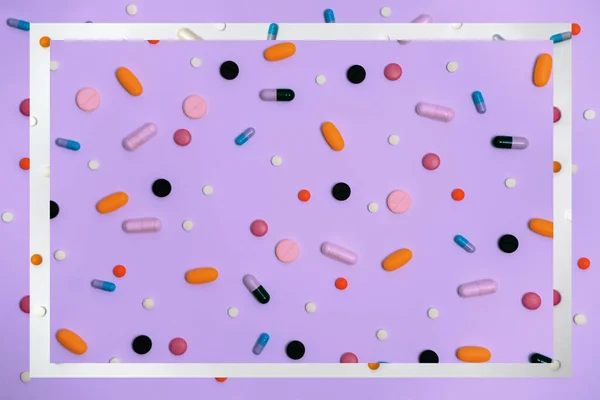 하얀색 배경에 색상의 알약의 의약품 — 스톡 사진