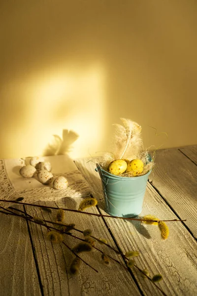 Decoratieve Royale Emmer Met Chocolade Gele Eieren Versierd Met Veren — Stockfoto