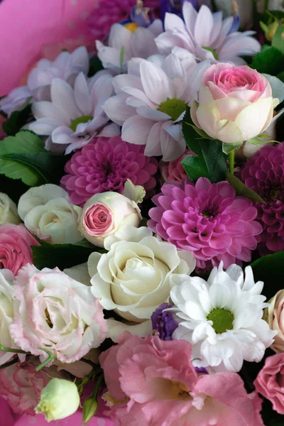 Elegancki Bukiet Różowym Papierze Ozdobionym Różami Chryzantemami Gratuluję Mamie Urodzin — Zdjęcie stockowe