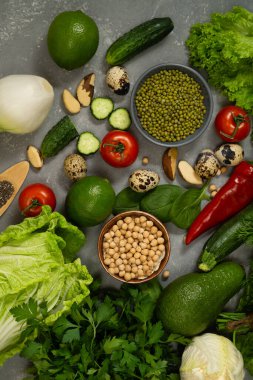 Sağlıklı beslenmek için avokado, nohut, fındık ve otlu taze sağlıklı sebzeler. Lifli ve sebze proteinleriyle dengeli bir diyet.