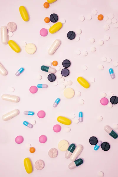 Kapsüllerdeki uyuşturucuların çeşitliliği ve beyaz arka plandaki farklı renklerdeki haplar