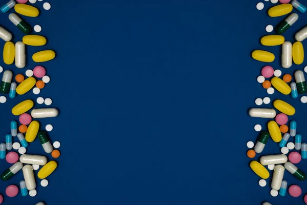 Синій Фон Копіювальним Простором Безліччю Ліків Капсулах Таблетках Різних Кольорів Ліцензійні Стокові Зображення