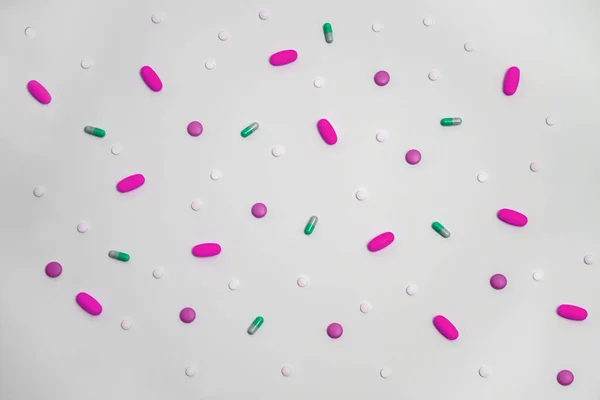 Változatos Gyógyszerek Kapszulák Tabletták Különböző Színű Fehér Alapon — Stock Fotó