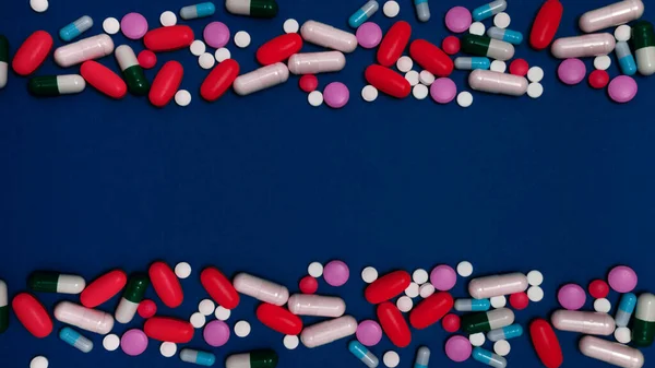 Fundo Azul Com Espaço Cópia Muitas Drogas Cápsulas Tablets Cores — Fotografia de Stock