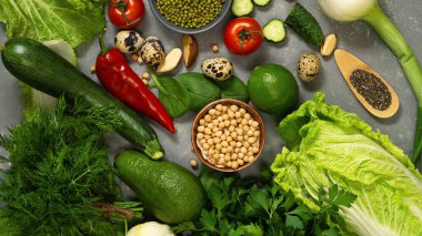 Sağlıklı beslenmek için avokado, nohut, fındık ve otlu taze sağlıklı sebzeler. Lifli ve sebze proteinleriyle dengeli bir diyet.