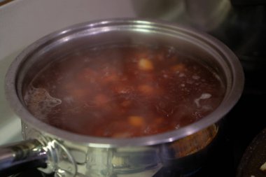 Fırında pancar ve sebzeli Ukrayna borsch 'u pişiriliyor..