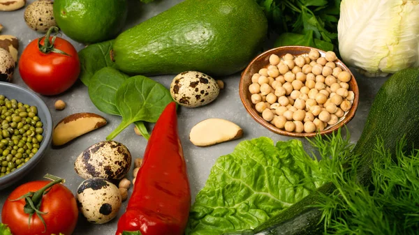 Sağlıklı beslenmek için taze, sağlıklı sebzeli avokado, nohut, fındık ve şifalı otlar. Lifli ve sebze proteinleriyle dengeli bir diyet.