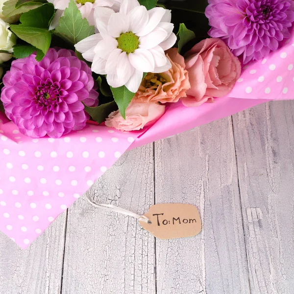 Felicitaciones Día Madre Con Exuberante Ramo Rosas Crisantemos Rosa Blanco —  Fotos de Stock