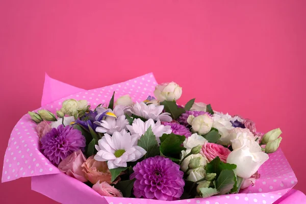 Elegancki Bukiet Różowym Papierze Ozdobionym Różami Chryzantemami Gratuluję Mamie Urodzin — Zdjęcie stockowe