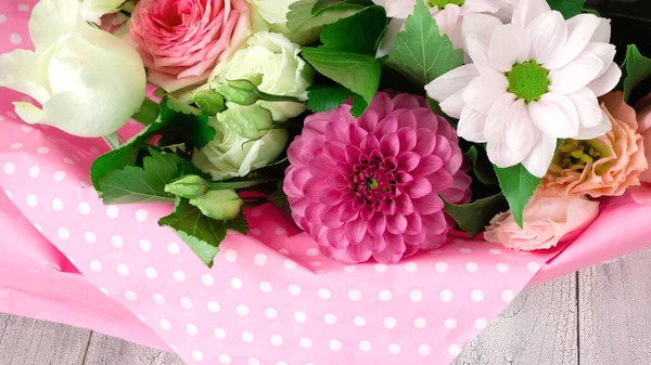 Gratulacje Okazji Dnia Matki Bujnym Bukietem Róż Chryzantemy Różowy Biały — Zdjęcie stockowe