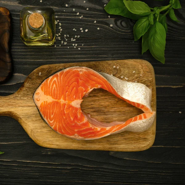 Flat Lay Salmon Steak Slices Lemon Basil Oil Wooden Surface — Stock Photo, Image