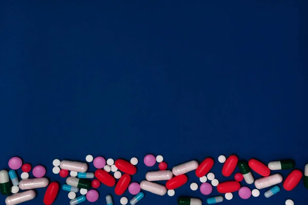 Fundo Azul Com Espaço Cópia Muitas Drogas Cápsulas Tablets Cores — Fotografia de Stock