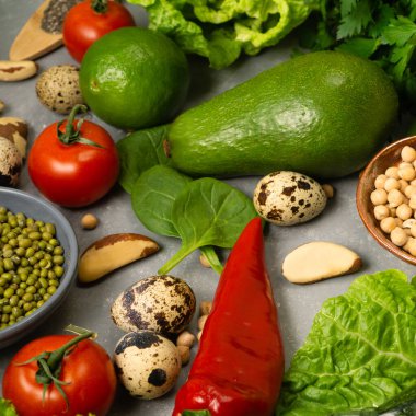 Sağlıklı beslenmek için avokado, nohut, fındık ve otlu taze sağlıklı sebzeler. Lifli ve sebze proteinleriyle dengeli bir diyet.