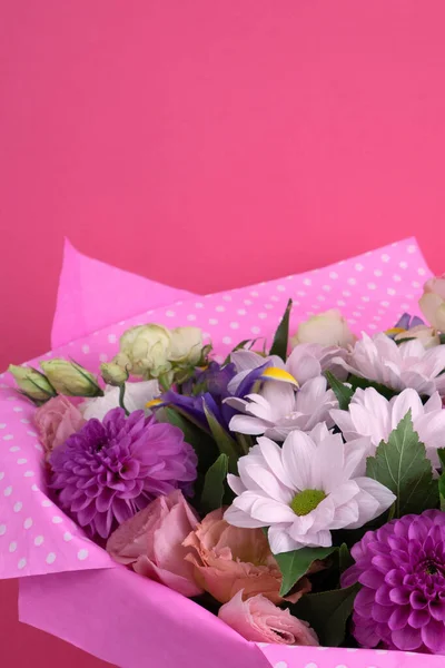 Elegante Buquê Papel Rosa Decorado Com Rosas Crisântemos Parabéns Mãe — Fotografia de Stock