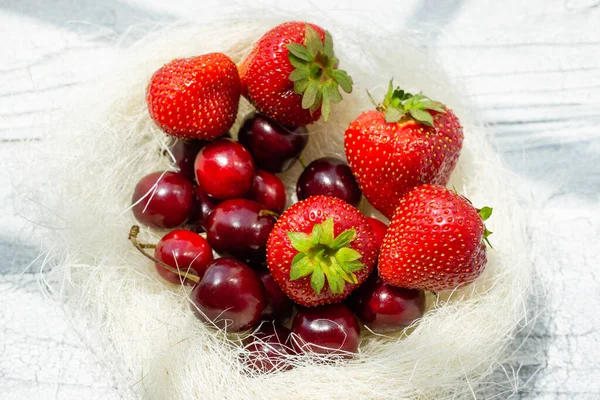 Erdbeeren Und Kirschen Zum Dessert Für Einen Sommertag Auf Dem — Stockfoto