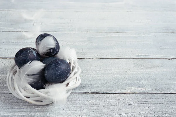 Eieren Een Decoratief Wit Nest Worden Geschilderd Voor Pasen Feestelijke — Stockfoto