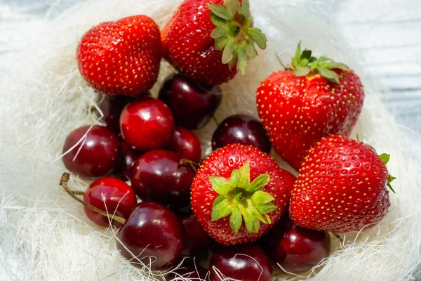 Erdbeeren Und Kirschen Zum Dessert Für Einen Sommertag Auf Dem — Stockfoto