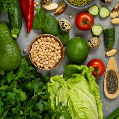 Sağlıklı beslenmek için avokado, nohut, fındık ve otlu taze sağlıklı sebzeler. Lifli ve sebze proteinleriyle dengeli bir diyet.