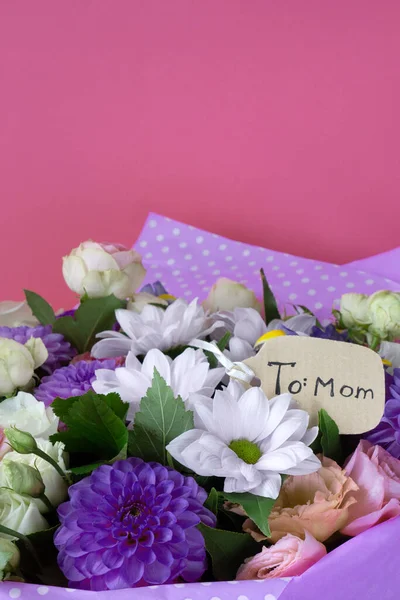 単語の碑文マムには小さなカードです バラと菊で飾られたピンクの装飾された紙のエレガントな花束 誕生日や誕生日にお母さんにお祝いします 美しい春の花束 — ストック写真