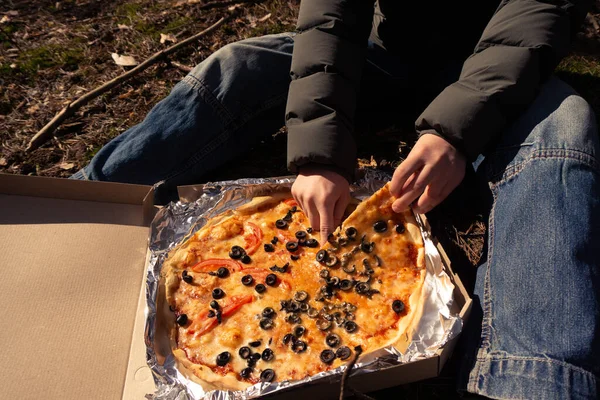 Pizza Quente Inteira Uma Caixa Chão Floresta Dia Ensolarado Lado — Fotografia de Stock