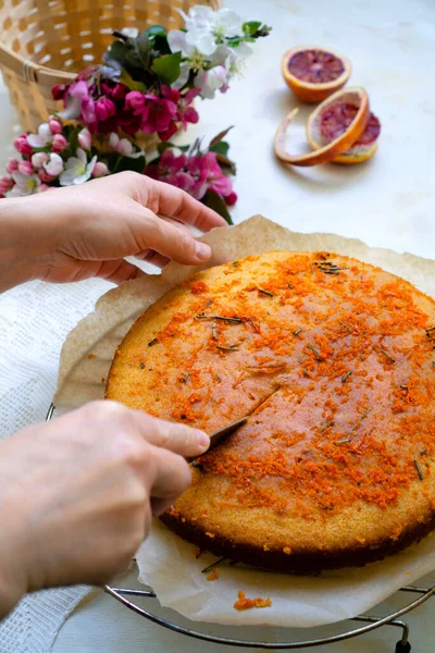 Ciasto Skórką Pomarańczy Ciemnym Naczyniu Pieczenia Stole Wiosennymi Kwiatami Ciastka — Zdjęcie stockowe