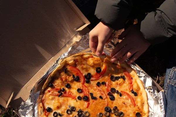 Pizza Quente Inteira Uma Caixa Chão Floresta Dia Ensolarado Lado — Fotografia de Stock