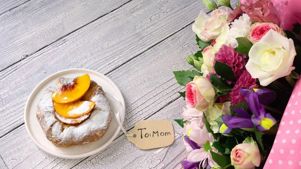 Pasteles Dulces Con Melocotón Lujoso Ramo Flores Para Cumpleaños Día —  Fotos de Stock