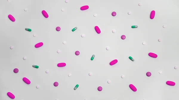 Ποικιλία Φαρμάκων Κάψουλες Και Χάπια Διαφόρων Χρωμάτων Λευκό Φόντο — Φωτογραφία Αρχείου