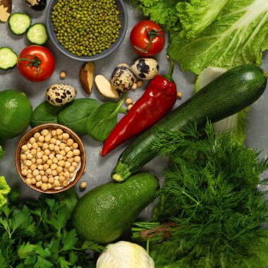 Sağlıklı beslenmek için avokado, nohut, fındık ve otlu taze sağlıklı sebzeler. Lifli ve sebze proteinleriyle dengeli bir diyet.
