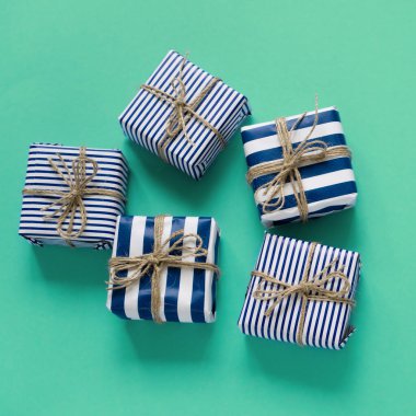 Mavi arka planda çizgili bir şenlik çifti içindeki aptallar için kutular ve metin için yer. Doğum günü ya da anneler günü kartı