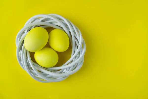 Pasen Decor Voorjaarsvakantie Vieren Gele Eieren Het Nest Een Gele — Stockfoto