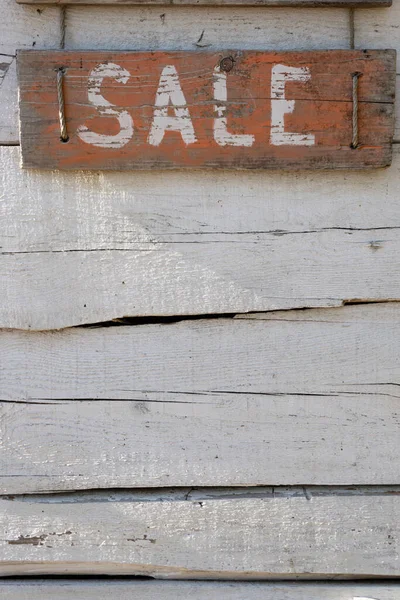 レクリエーションエリアのビーチハウスの白い壁にかかっている木製の赤いボード上の単語の販売の碑文川 — ストック写真