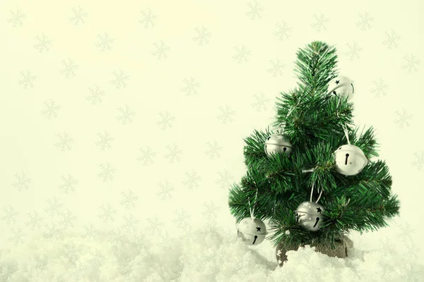 Beyaz Karla Süslenmiş Noel Ağacı Mutlu Yıllar Mutlu Noeller Tebrik - Stok İmaj