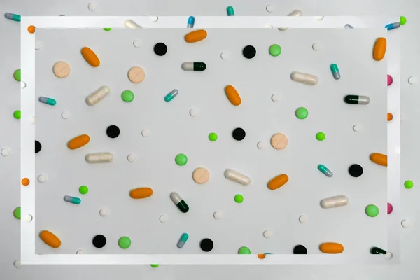 Variedade Drogas Cápsulas Pílulas Cores Diferentes Fundo Branco — Fotografia de Stock