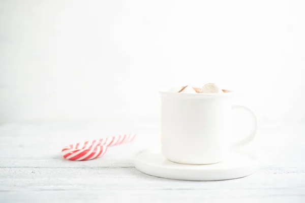 Chocolate Quente Com Marshmallows Uma Xícara Branca Uma Superfície Madeira — Fotografia de Stock
