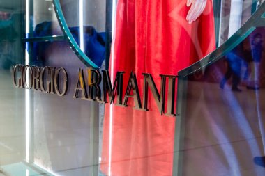 Dubai, Birleşik Arap Emirlikleri - 11 Temmuz 2020: Giorgio Armani logosu Dubai AVM 'deki mağazalarının önünde 1975 yılında kurulan bir İtalyan lüks moda tasarımı.