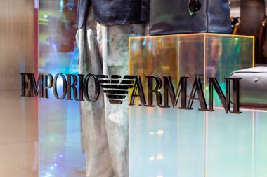 Dubai, Birleşik Arap Emirlikleri - 11 Temmuz 2020: Emporio Armani logosu Dubai AVM 'deki mağazalarının önünde 1975 yılında kurulan bir İtalyan lüks moda tasarımı.
