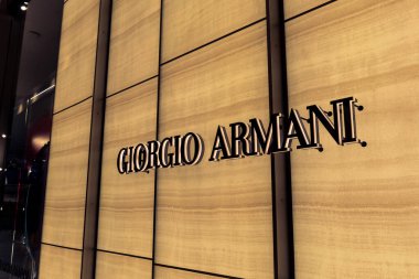 Dubai, Birleşik Arap Emirlikleri - 11 Temmuz 2020: Giorgio Armani logosu Dubai AVM 'deki mağazalarının önünde 1975 yılında kurulan bir İtalyan lüks moda tasarımı.
