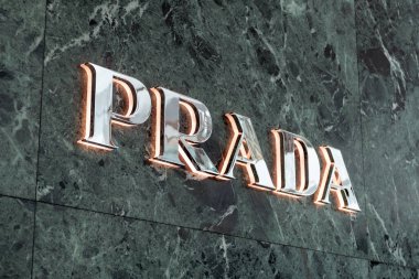 Dubai, Birleşik Arap Emirlikleri - 11 Temmuz 2020: PRADA logosu Dubai AVM 'deki mağazalarının önünde Mario Prada tarafından 1913 yılında kurulan ve moda aksesuarında uzmanlaşmış bir İtalyan lüks moda evi.