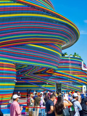 Dubai, Birleşik Arap Emirlikleri - 2 Aralık 2021: Ziyaretçiler EXPO 2020 Dubai 'deki Rusya pavyonunun girişinde. 1 Ekim 2021 'den 31 Mart 2022' ye kadar tutuluyor.