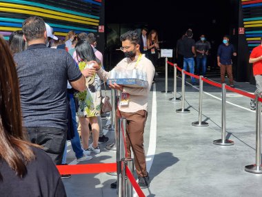 Dubai, Birleşik Arap Emirlikleri - 2 Aralık 2021: Rusya 'daki ExPO 2020 Dubai' nin girişindeki ziyaretçilere su dağıtan gönüllüler. 1 Ekim 2021 'den 31 Mart 2022' ye kadar tutuluyor.