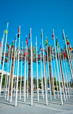 Dubai, Birleşik Arap Emirlikleri - 6 Mart 2022: Katılımcı ülkeler EXPO 2020 Dubai 'de bayraklar. Opportunity, Mobilite ve Sürdürülebilirliğin 3 alt teması. 1 Ekim 2021 'den 31 Mart' a kadar tutuluyor.