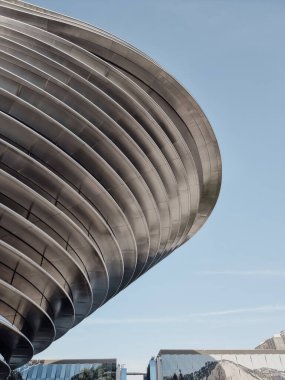 Dubai, Birleşik Arap Emirlikleri- 2 Aralık 2021: Alif Pavyonu 'nun görünümü, Dünya Fuarı 2020' nin 3 alt teması arasında ana Mobilite Pavyonu 'dur. Gelecekçi modern mimari