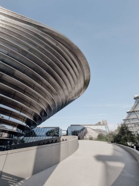 Dubai, Birleşik Arap Emirlikleri- 2 Aralık 2021: Alif Pavyonu 'nun görünümü, Dünya Fuarı 2020' nin 3 alt teması arasında ana Mobilite Pavyonu 'dur. Gelecekçi modern mimari