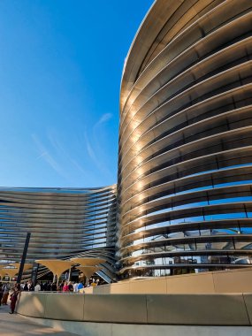 Dubai, Birleşik Arap Emirlikleri- 2 Aralık 2021: Alif Pavyonu 'nun görünümü, Dünya Fuarı 2020' nin 3 alt teması arasında ana Mobilite Pavyonu 'dur. Gelecekçi modern mimari