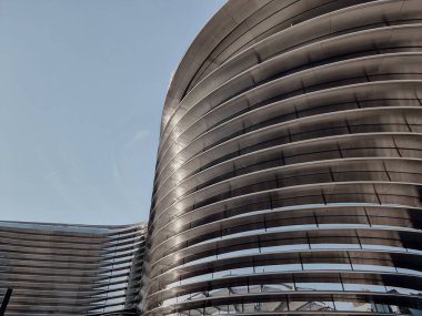 Dubai, Birleşik Arap Emirlikleri- 2 Aralık 2021: Alif Pavyonu 'nun görünümü, Dünya Fuarı 2020' nin 3 alt teması arasında ana Mobilite Pavyonu 'dur. Gelecekçi modern mimari