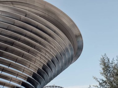 Dubai, Birleşik Arap Emirlikleri- 2 Aralık 2021: Alif Pavyonu 'nun görünümü, Dünya Fuarı 2020' nin 3 alt teması arasında ana Mobilite Pavyonu 'dur. Gelecekçi modern mimari