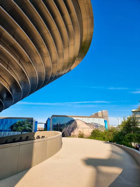 Dubai, Birleşik Arap Emirlikleri- 2 Aralık 2021: Alif Pavyonu 'nun görünümü, Dünya Fuarı 2020' nin 3 alt teması arasında ana Mobilite Pavyonu 'dur. Gelecekçi modern mimari