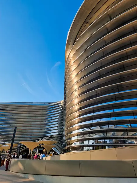 Dubai, Birleşik Arap Emirlikleri- 2 Aralık 2021: Alif Pavyonu 'nun görünümü, Dünya Fuarı 2020' nin 3 alt teması arasında ana Mobilite Pavyonu 'dur. Gelecekçi modern mimari