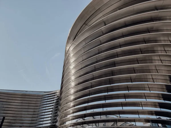 Dubai, Birleşik Arap Emirlikleri- 2 Aralık 2021: Alif Pavyonu 'nun görünümü, Dünya Fuarı 2020' nin 3 alt teması arasında ana Mobilite Pavyonu 'dur. Gelecekçi modern mimari